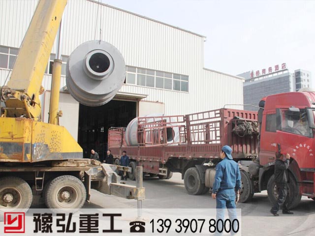 鐵礦渣烘干機設(shè)備裝車準備發(fā)貨 鐵礦渣烘干機設(shè)備裝車準備發(fā)貨